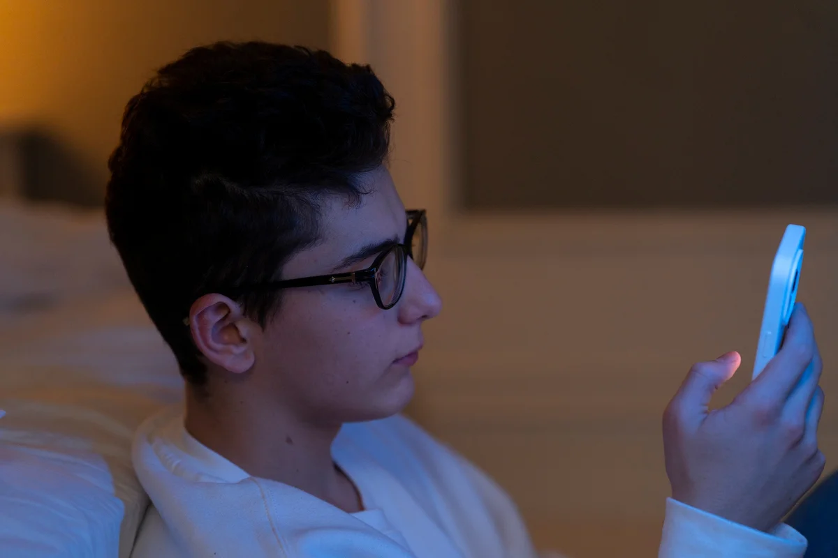 Virtual Love: The New Relationship Trend Among Teens That Concerns Experts